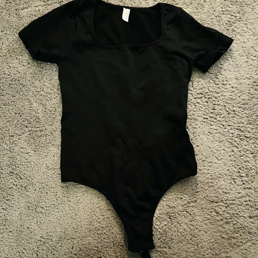Shape-wear Square Neck Thong Short Sleeve Bodysuit with Tummy control